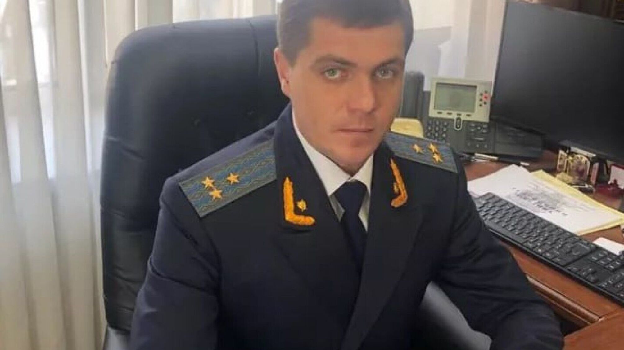 Mercedes и Lexus вне декларации, 805 м² земли и более 5 миллионов наличных денег: чем живет прокурор Вахитов в тылу войны