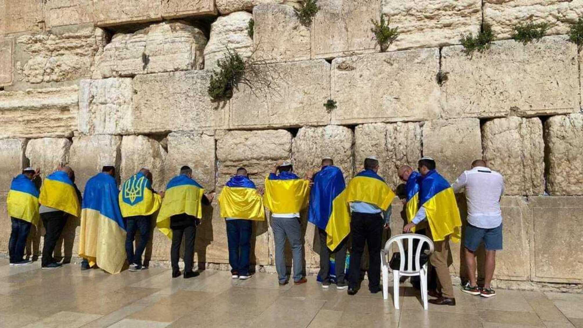 У Києві молодики напали на синагогу, чоловіка облили сльозогінним газом