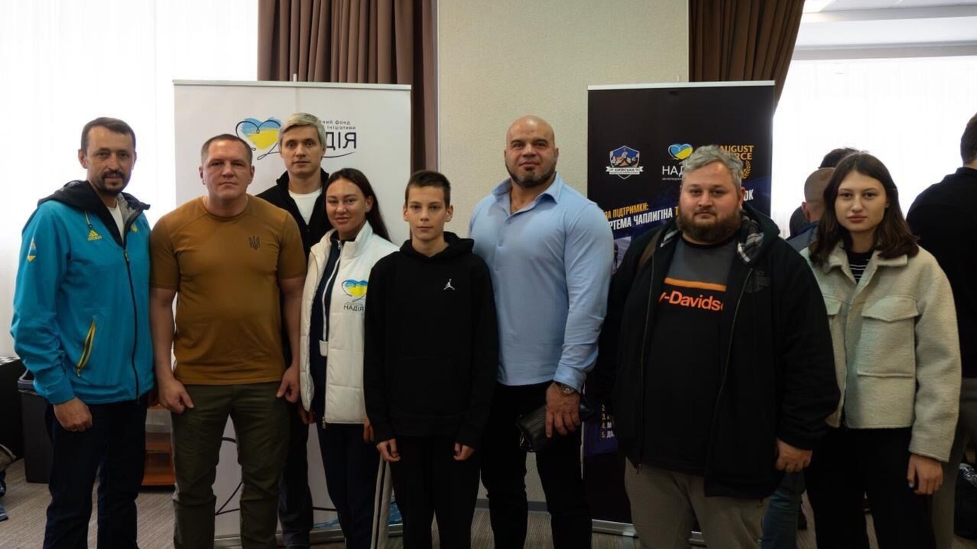 Киев принял соревнования по армреслингу: турнир объединил спортсменов и волонтеров