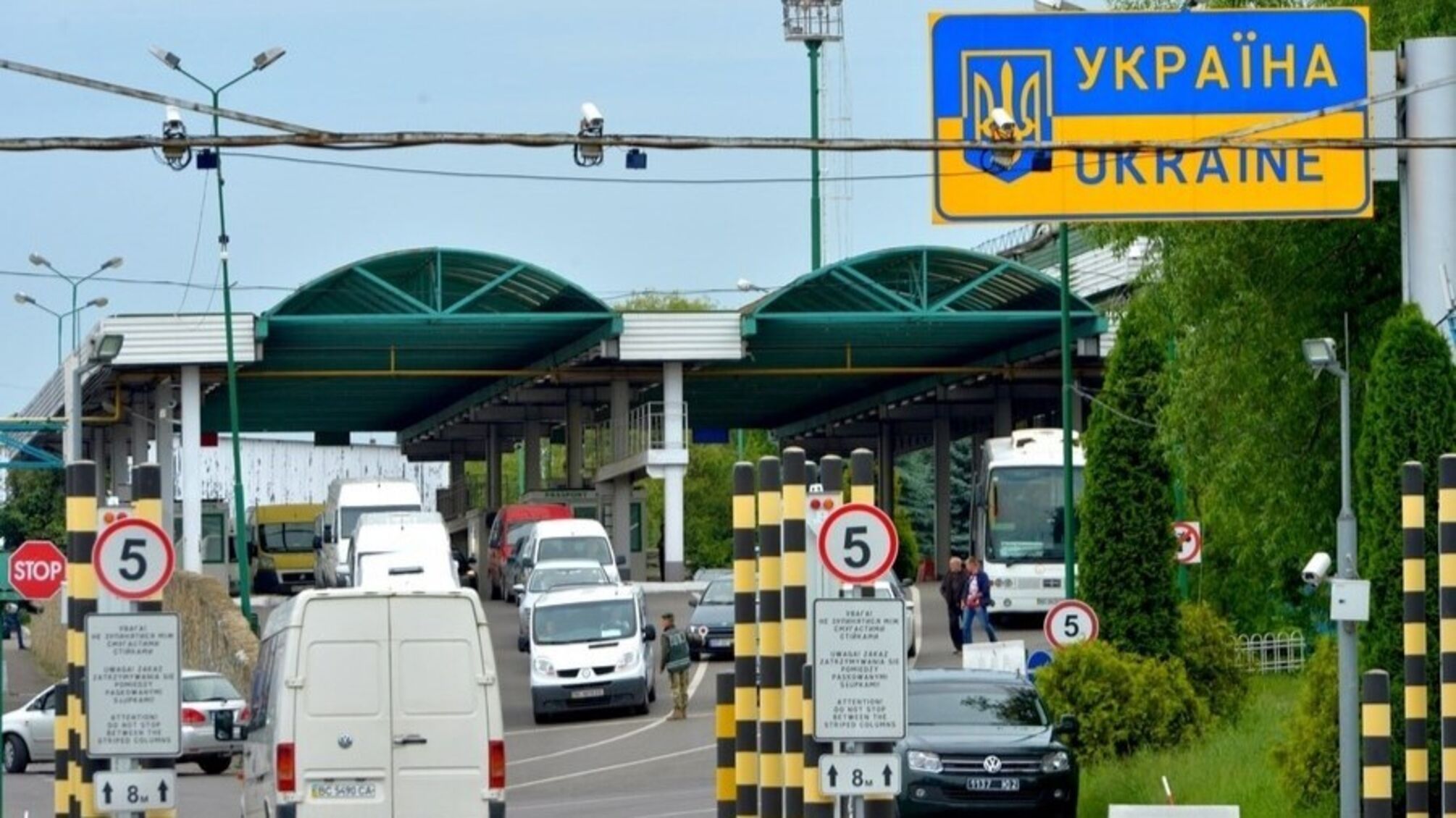 Молодежь массово покидает Украину: неожиданный лидер по оттоку