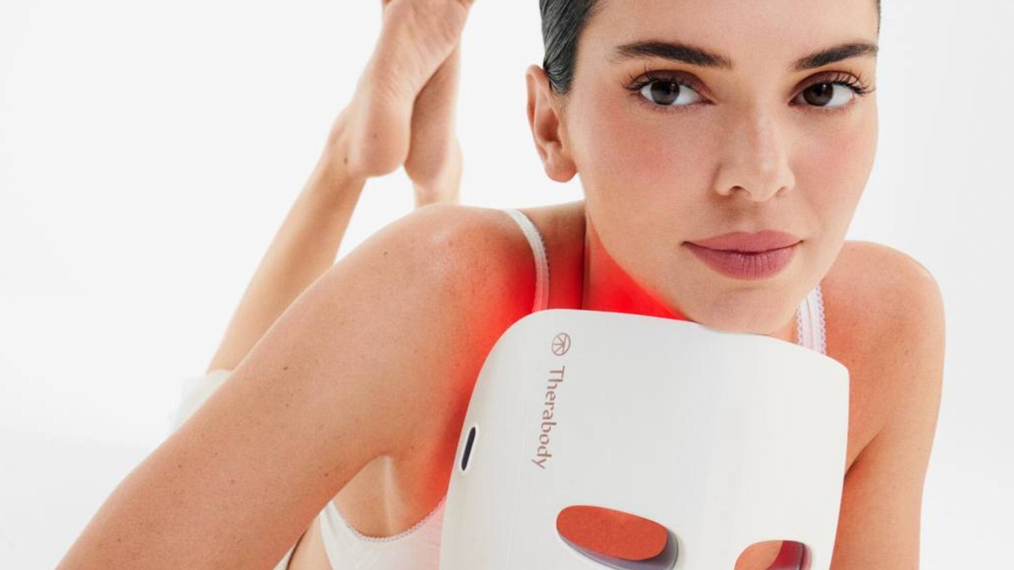 Кендалл Дженнер стала лицом Therabody и представила более доступную LED-маску для ухода за кожей.