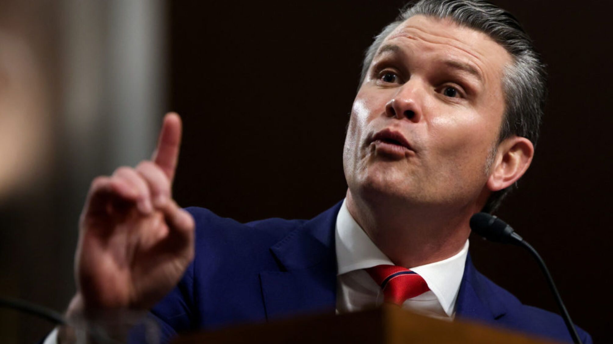 Несправність у повітрі: Піт Гегсет був змушений змінити маршрут через проблеми з літаком