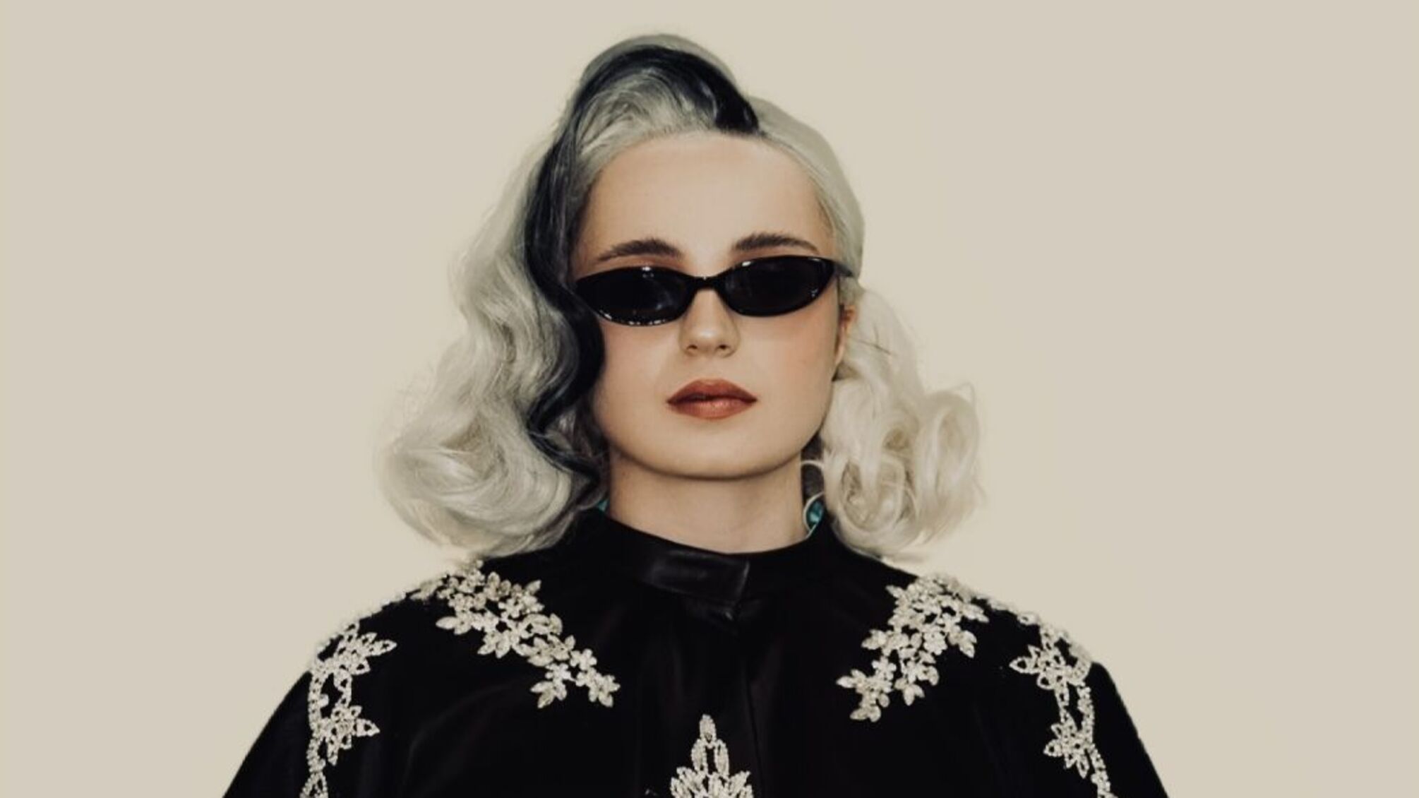 Клавдия Петровна возвращает нас в прошлое новым треком Осень