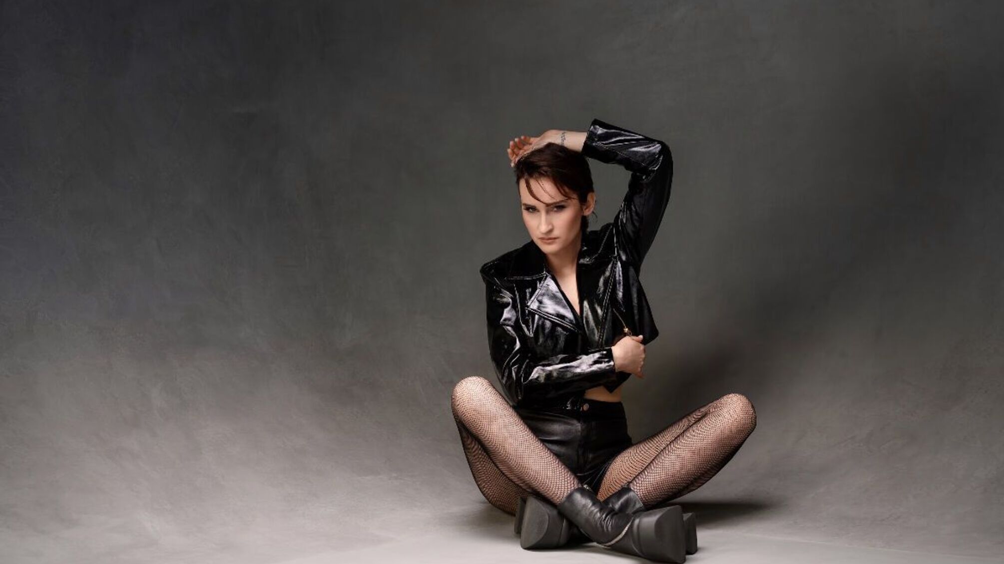 Ogzaki jinsiy aloqa sanati (kunnilingus) namoyishi Vannaxonada yechinish video