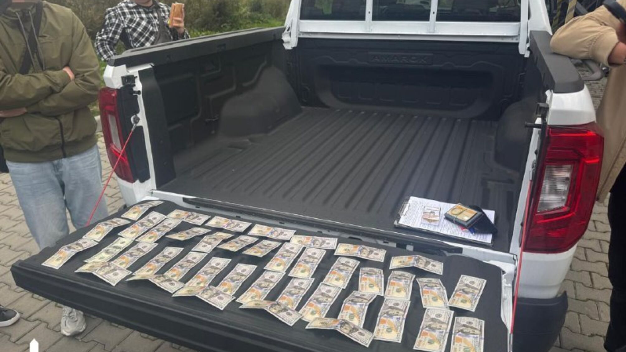 За $4 тисячі через кордон: інспектора ДПСУ спіймали на схемі з ухилянтами