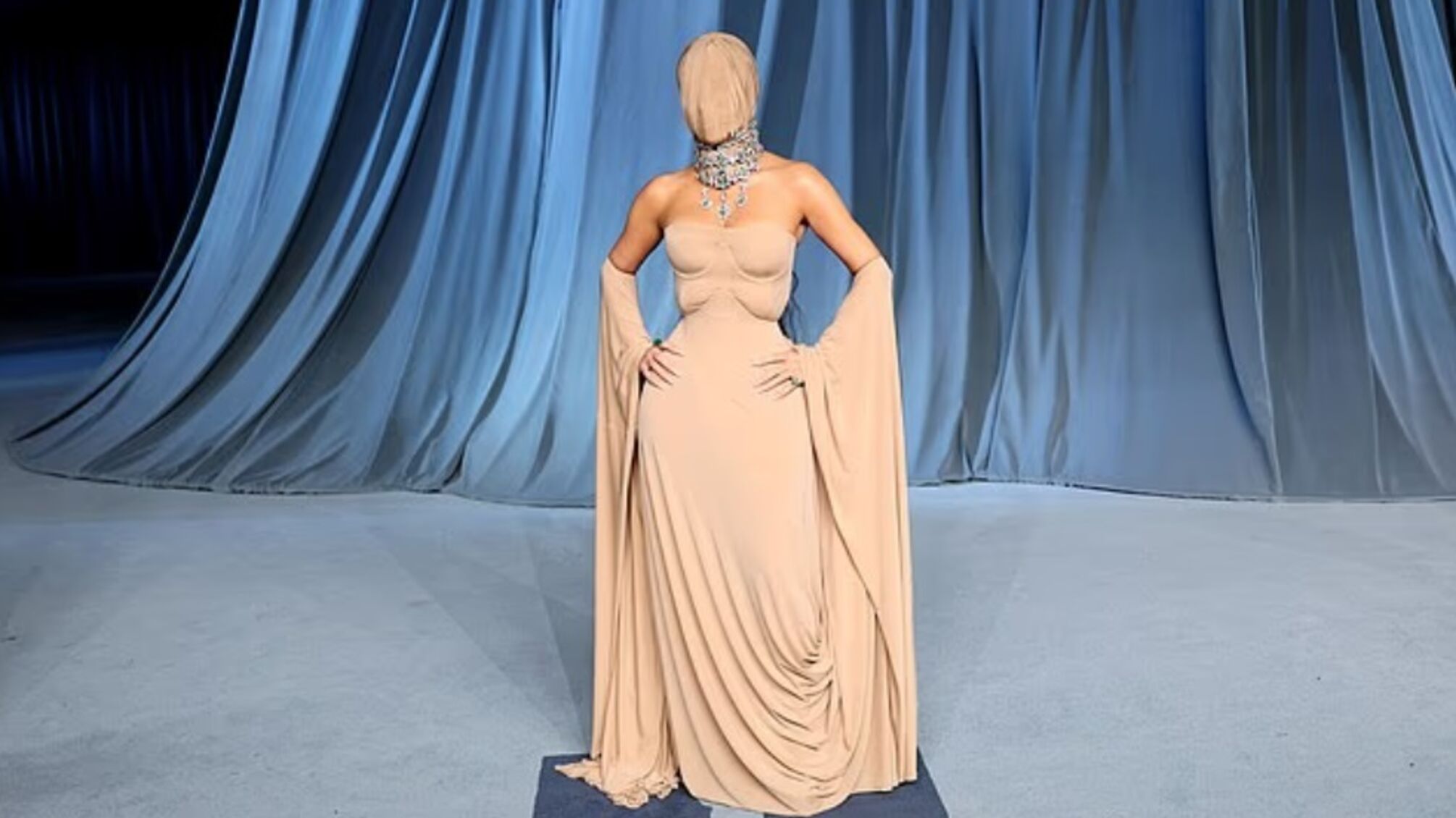 Ким Кардашян в маске на красной дорожке: фото самого обсуждаемого выхода вечера