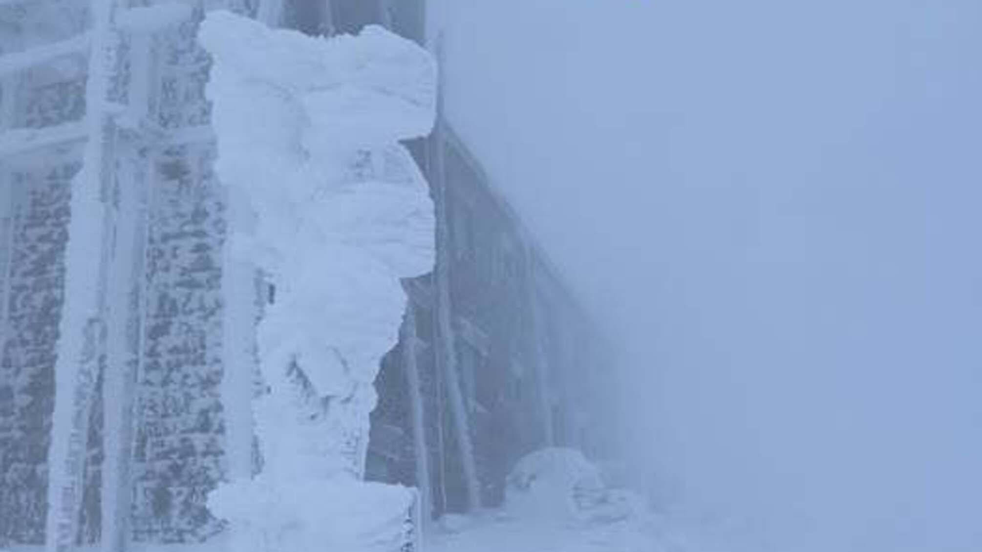 Гору Поп Иван засыпало снегом: началась настоящая зима