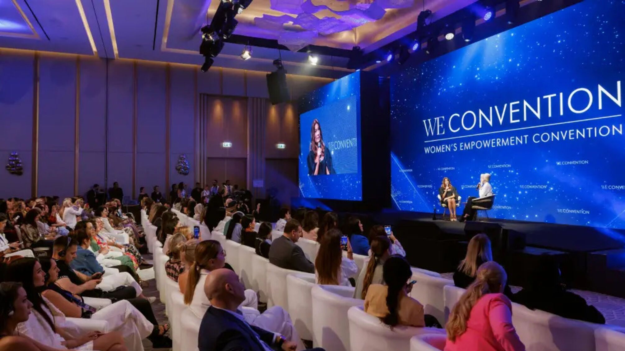 Анна Винтур на одной сцене с россиянками: участие в мероприятии в Дубае вызвало возмущение