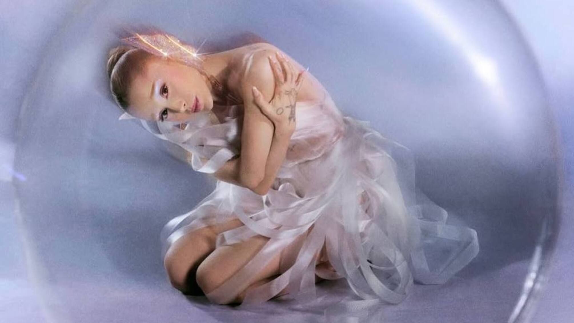 Образ феї: Гранде з’явилася у сукні одеської дизайнерки для r.e.m.beauty