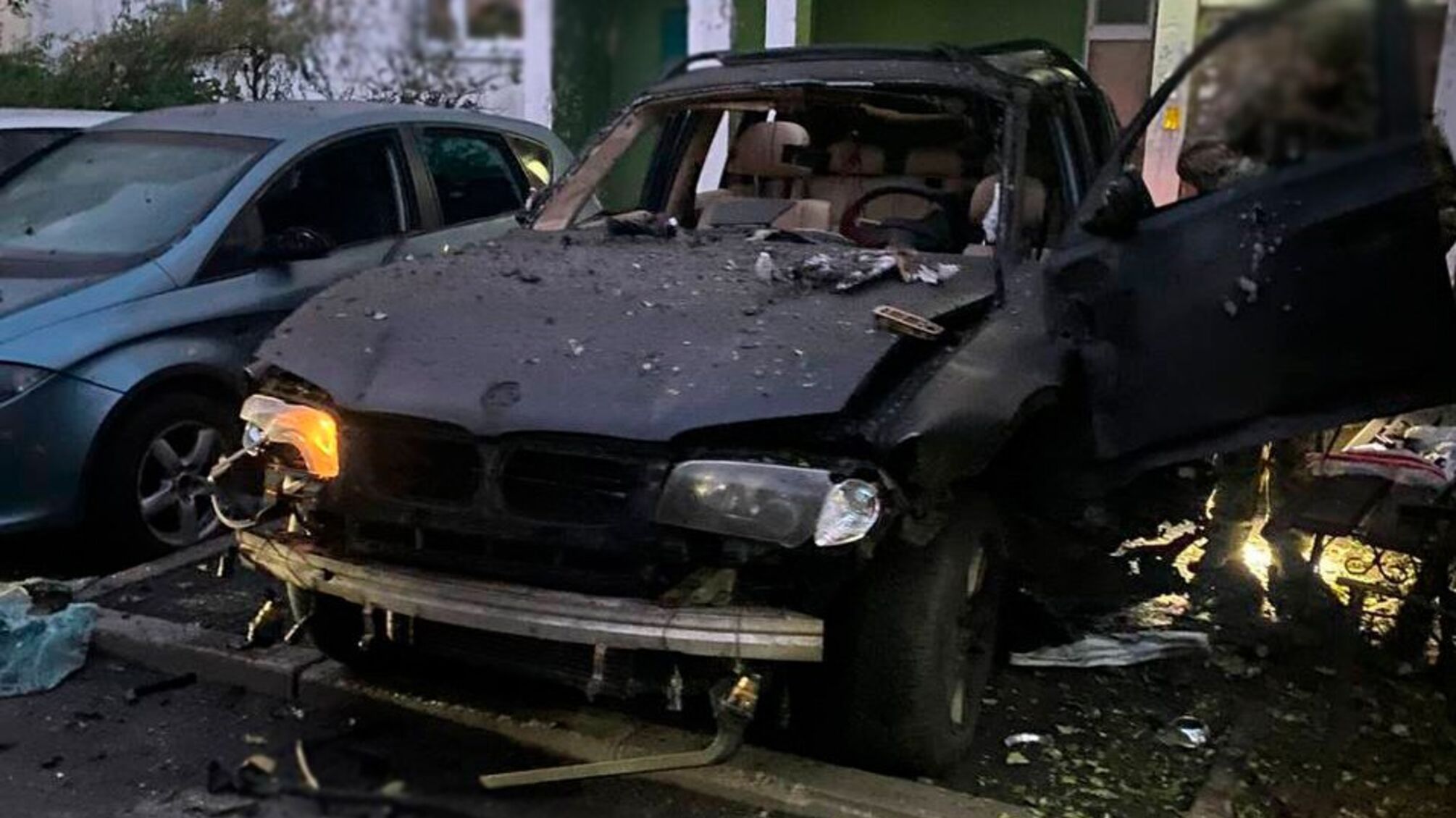 Полиция и СБУ выясняют, кто заложил взрывчатку под автомобиль в Киеве