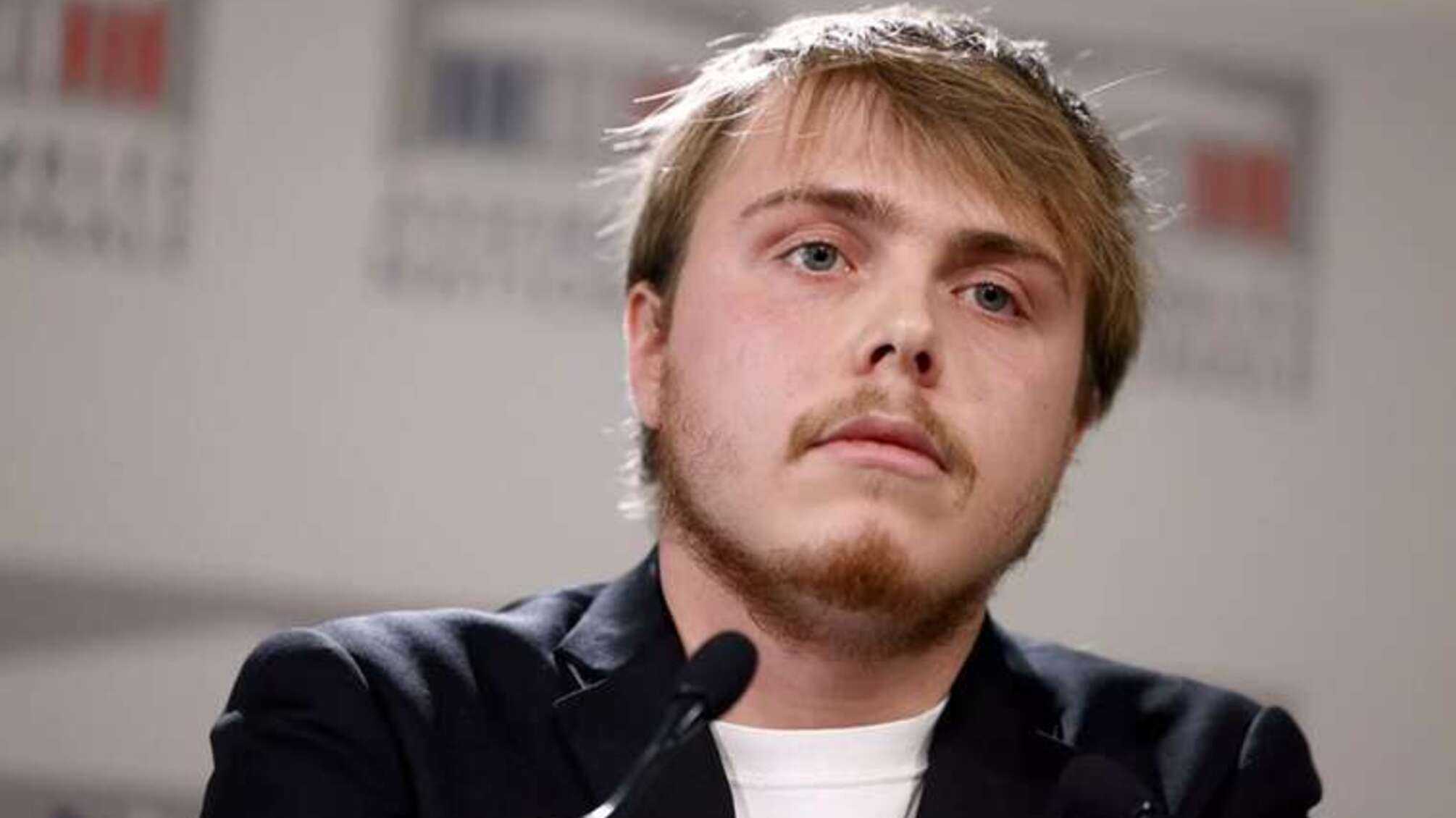 Французский депутат снял дорогие часы, чтобы не показывать роскошь в прямом эфире