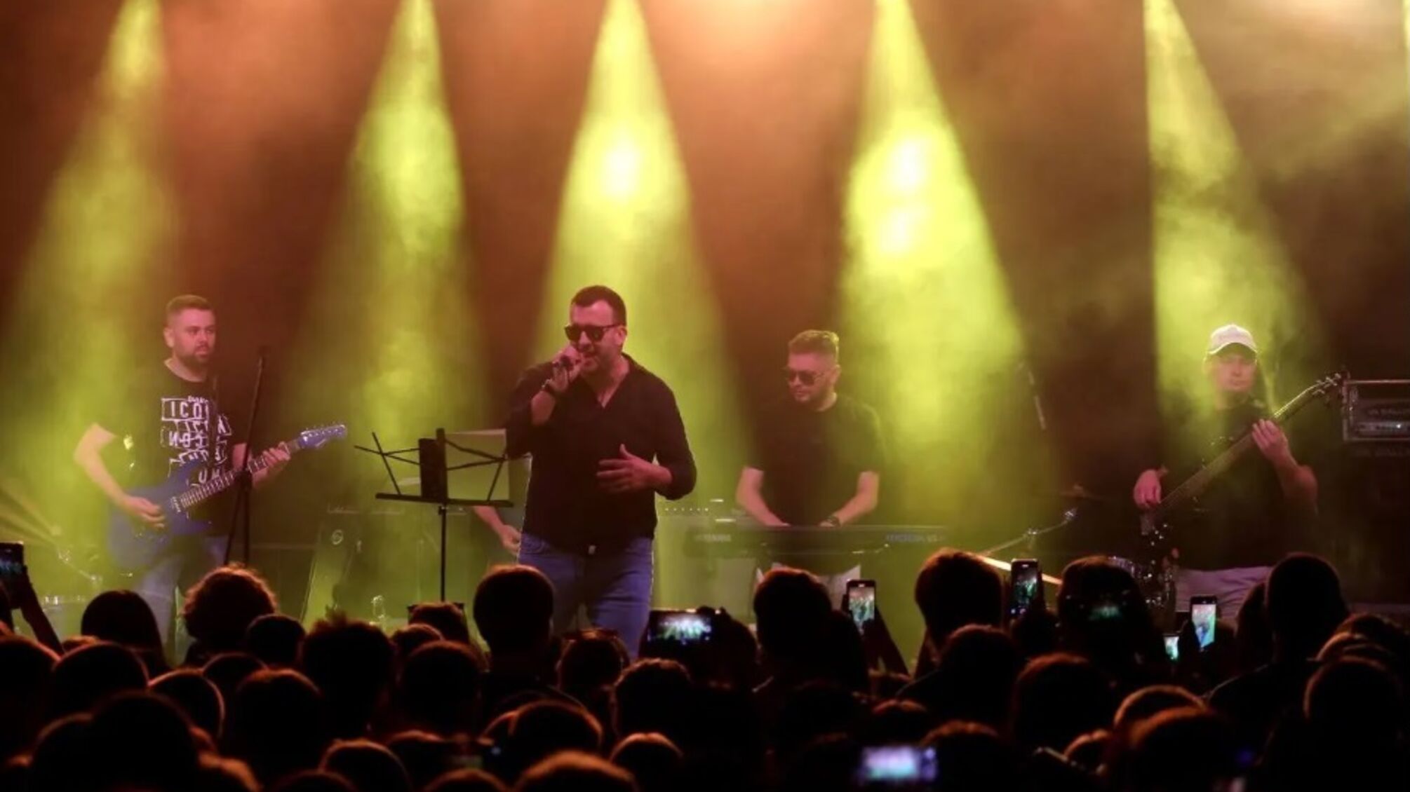 Макс Тищук и группа 'BeOnE' презентовали новую проницательную песню 'Он не любил'