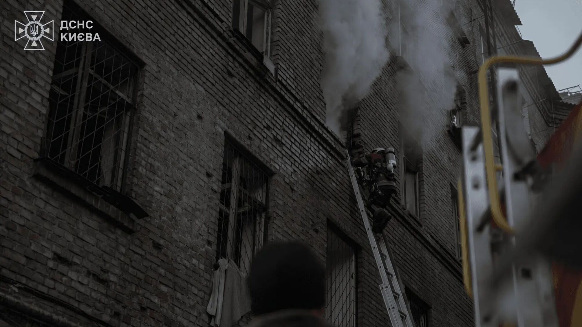 Во время обстрела Киева работница 'Киевпасстранса' пыталась выгнать журналистку с ребенком из укрытия.