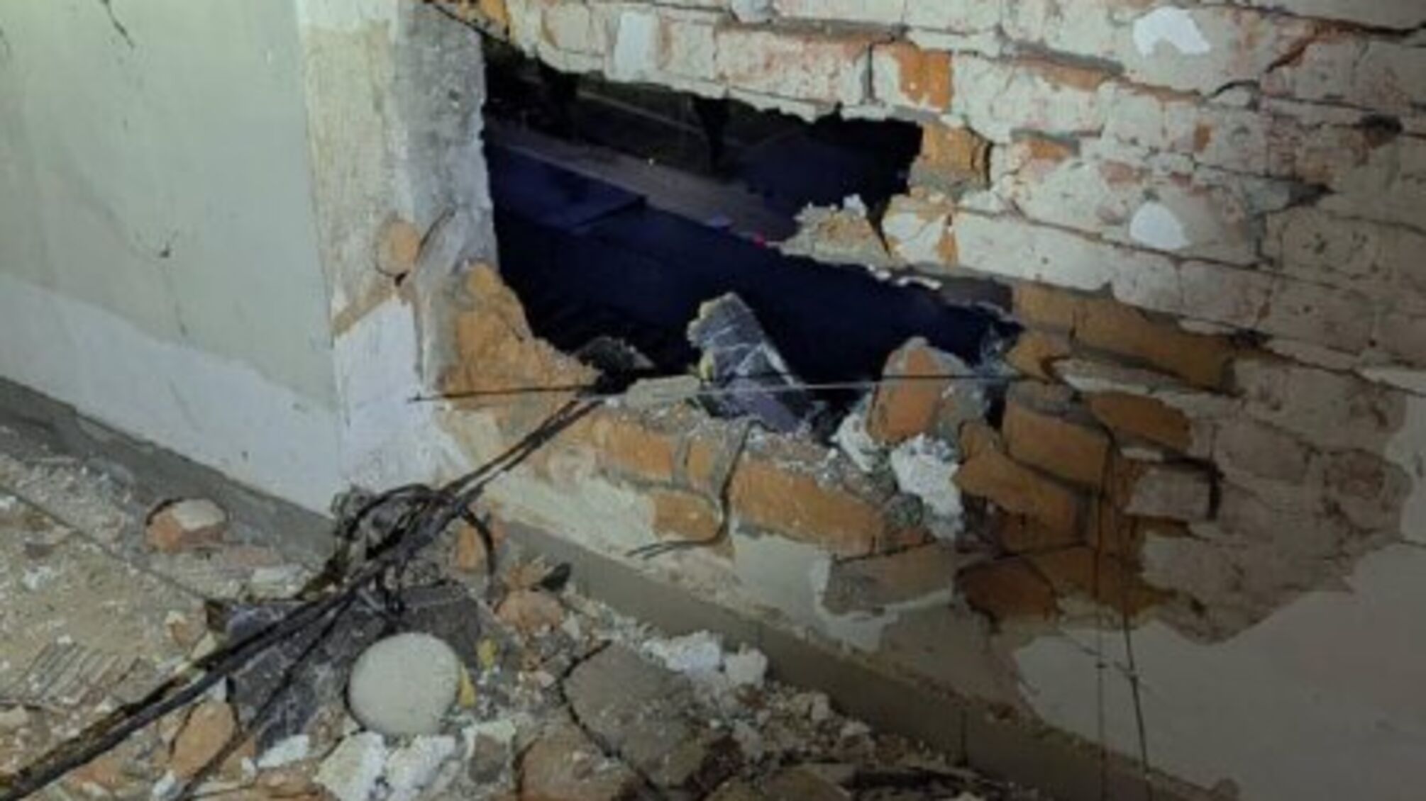 В столице дрон попал в дом чиновницы