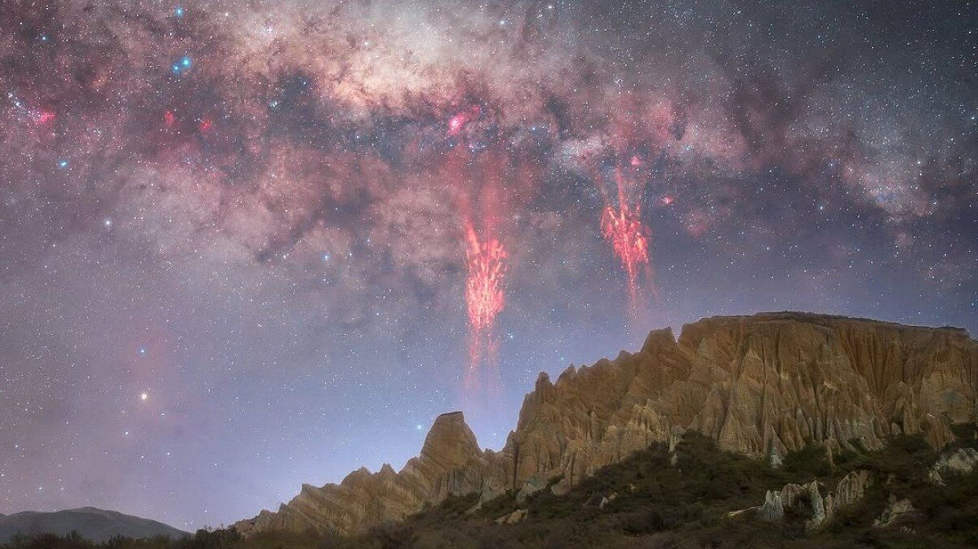 Фотографы запечатлели в небе над Новой Зеландией одно из самых редких природных явлений — красные молнии