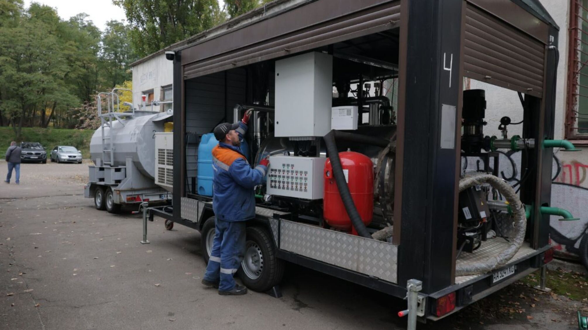 У Києві розгорнули пересувні котельні для трьох лікарень після ворожої атаки