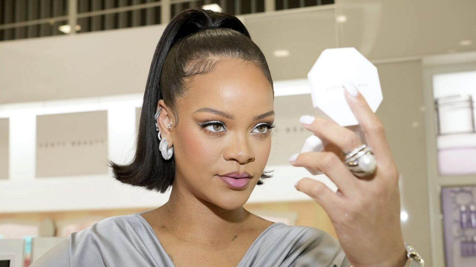 LVMH може продати свою частку у Fenty Beauty, співзасновницею якої є Ріанна