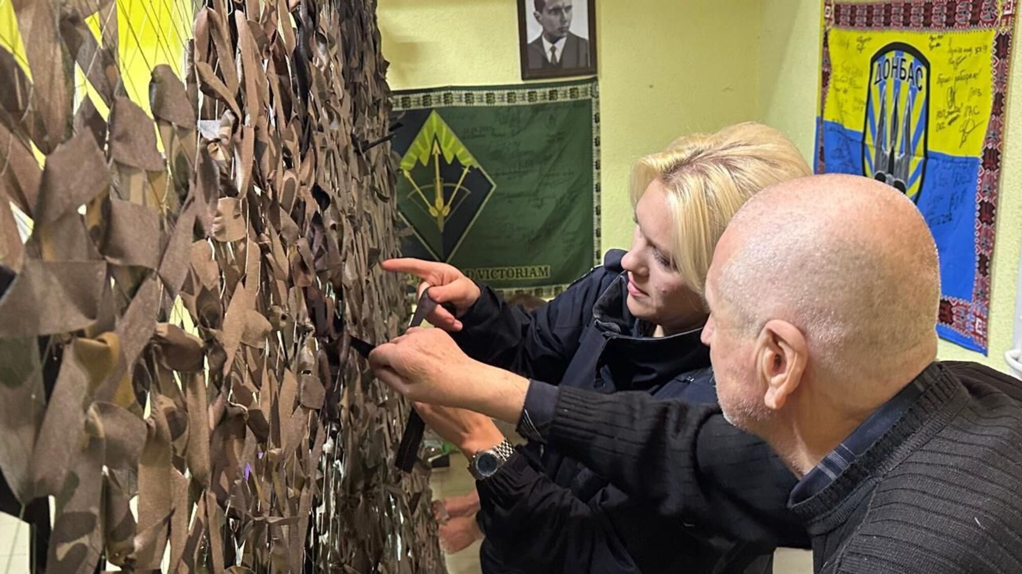 Патрульні та боєць з 241 бригади долучились до плетіння маскування