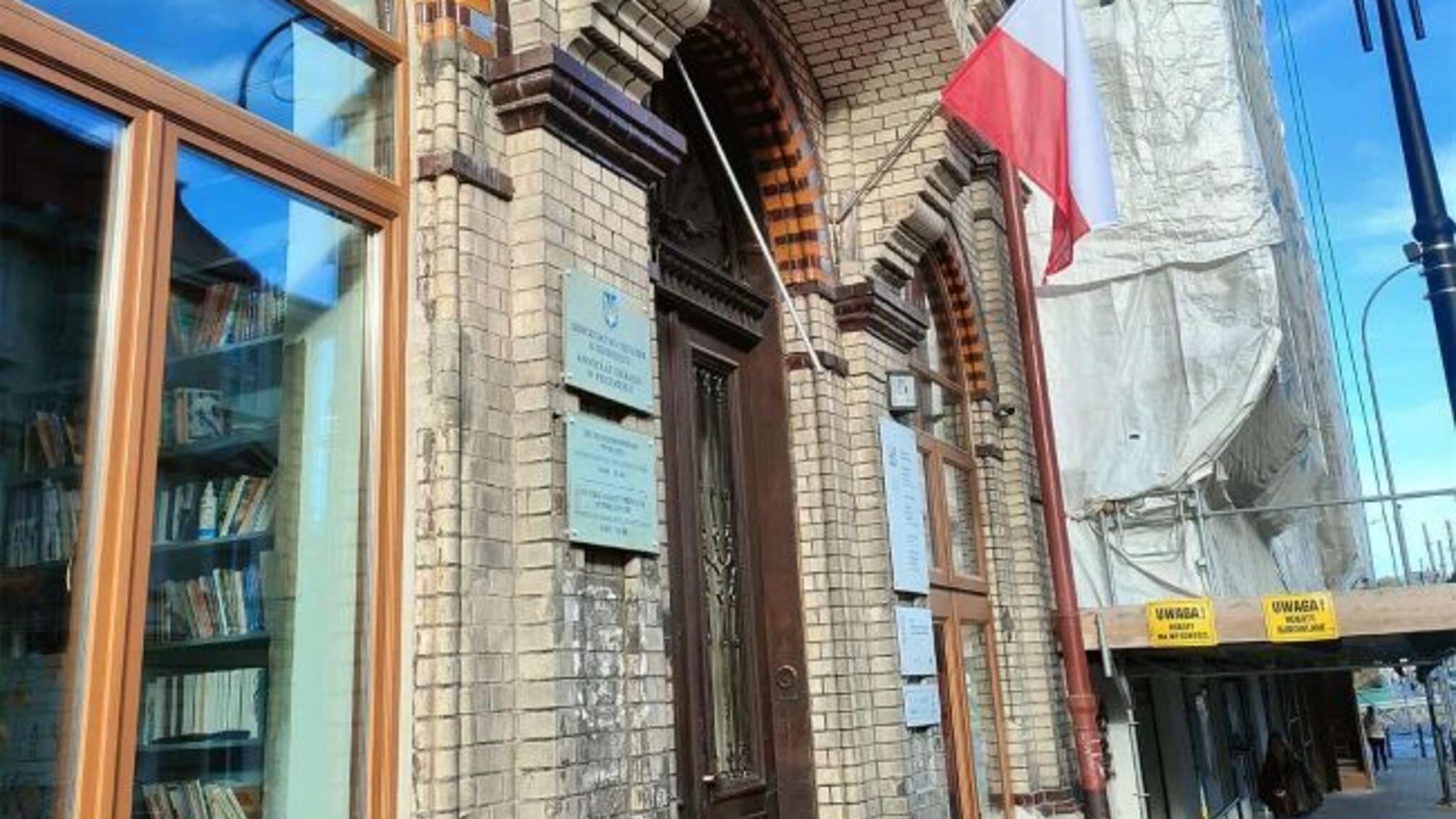 В Польше снова надругательство над украинским флагом: в Перемышле неизвестные сорвали флаг со здания консульства