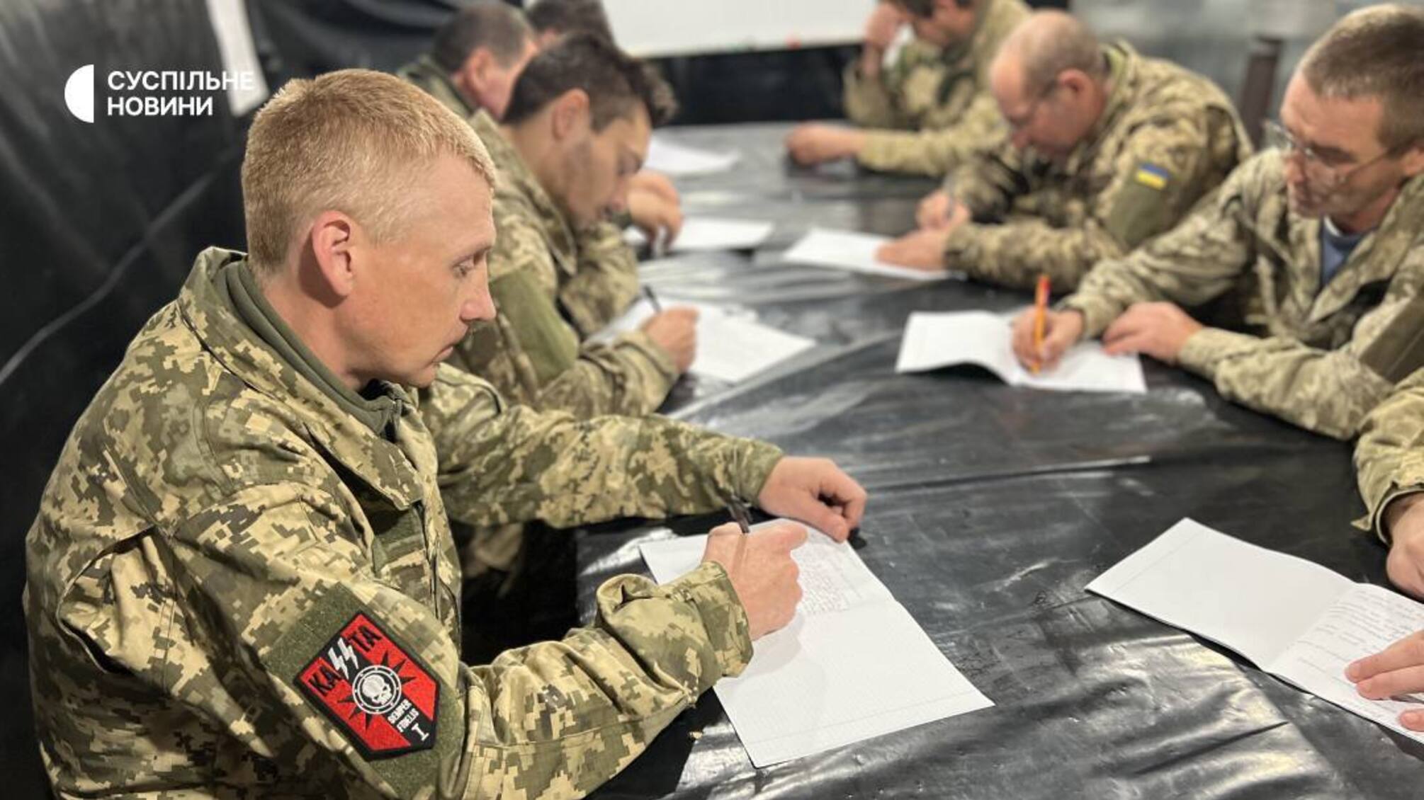 Военные по всей стране также присоединились к написанию радиодиктанта