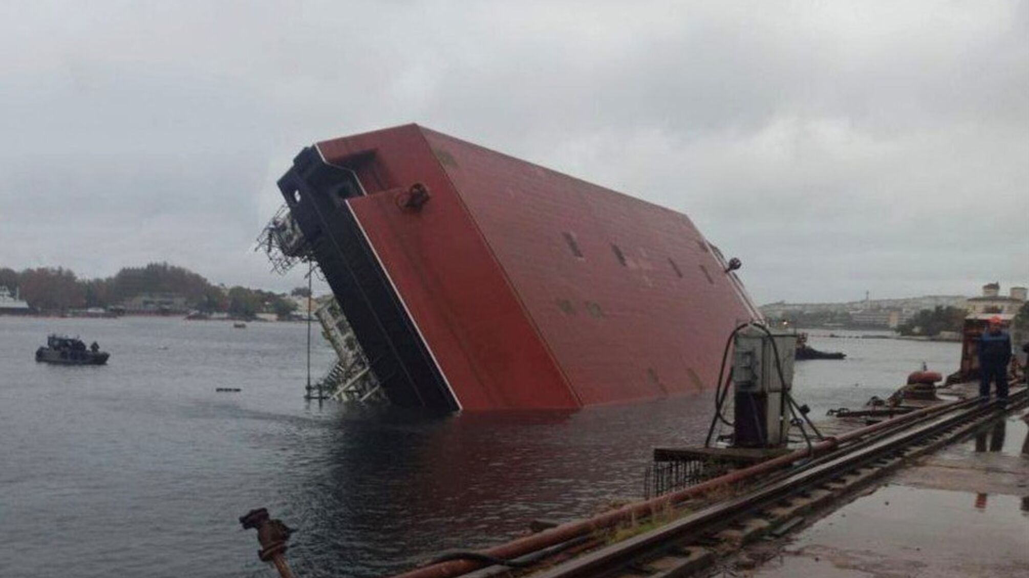 Недобудований плавкран перекинувся в тимчасово окупованому Севастополі: що відомо про аварію