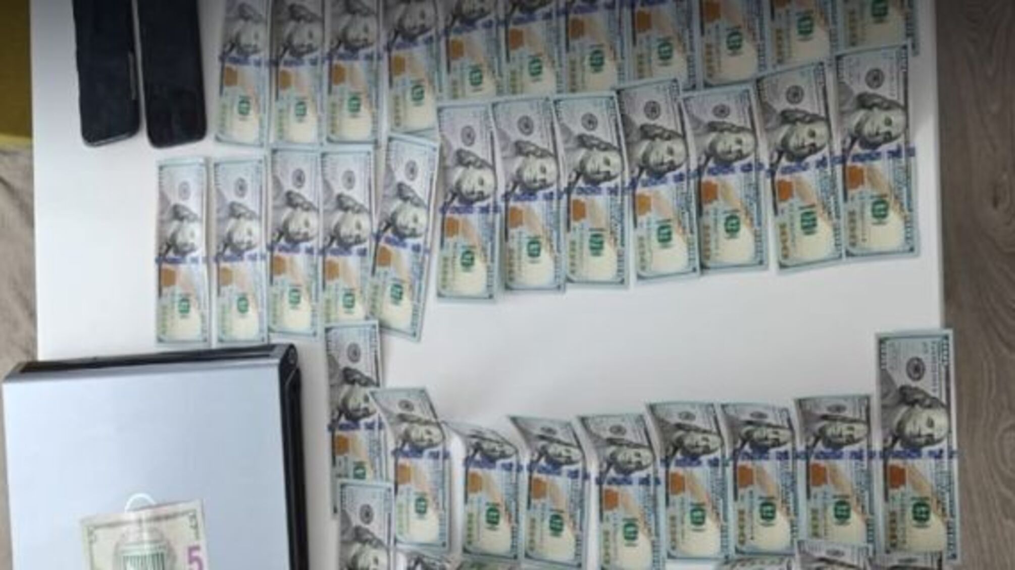 У Києві судитимуть аферистів, які заплатили фальшивими $15 тисячами за iPhone