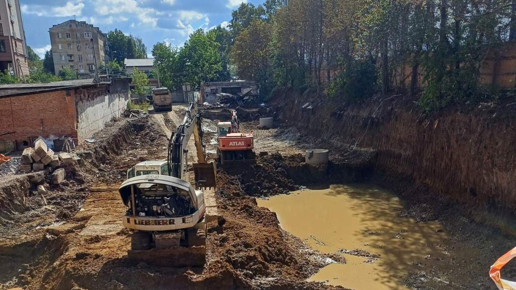 Элитное строительство – ценой природы: во Франковске разрушают источник у городского озера