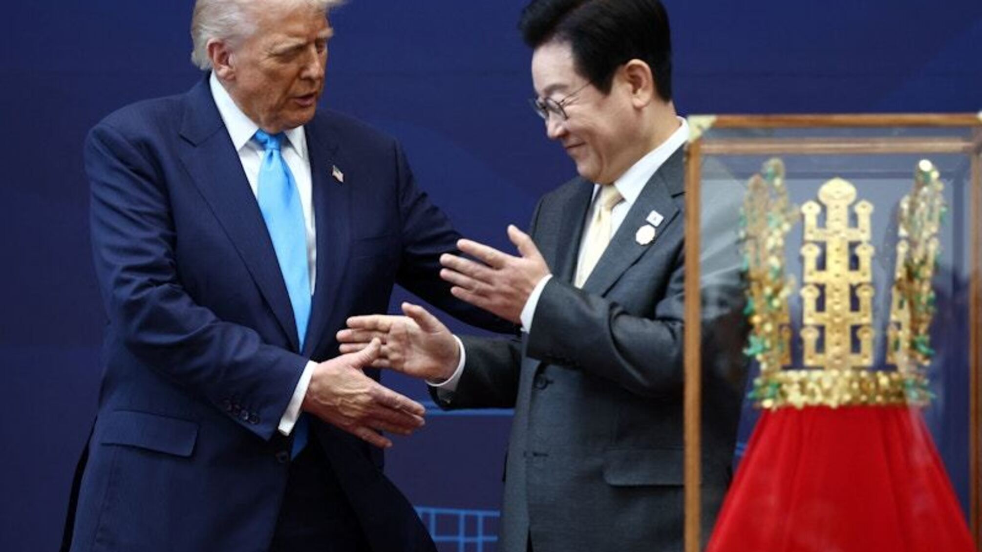 Лі Чже Мьон подарував Трампу символ влади та орден Мугунхва