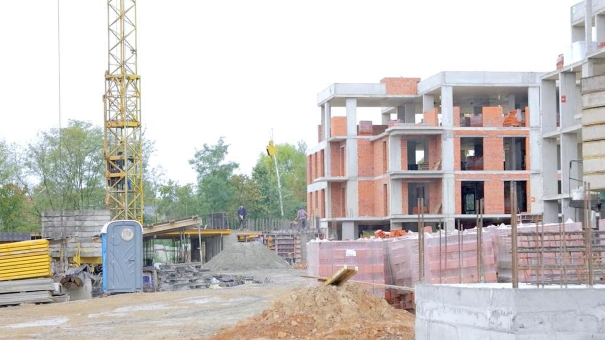 Елітний район Ужгорода під загрозою: хто збудував багатоповерхівку поруч з аеропортом?