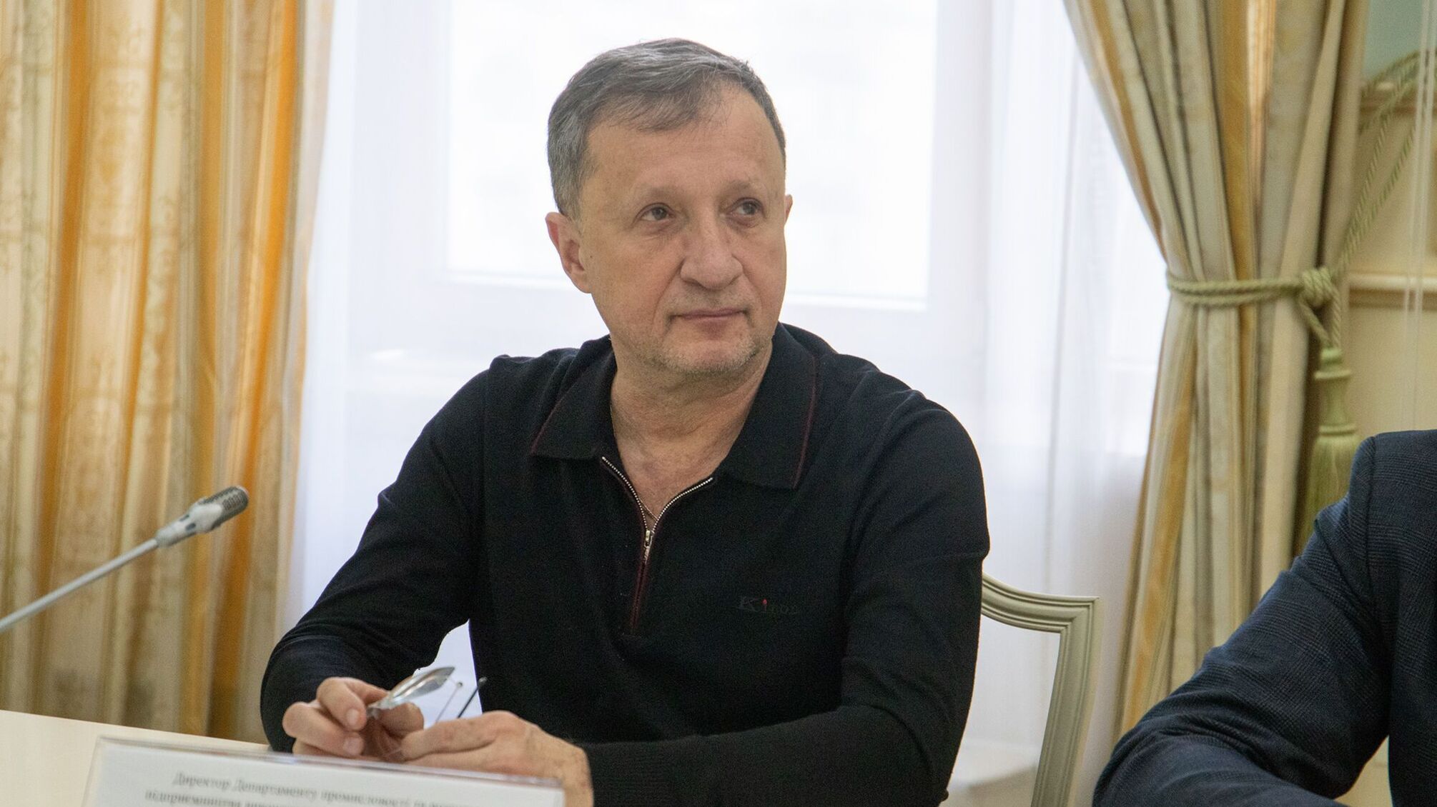 Володимир Костіков святкував день народження у робочий день у караоке