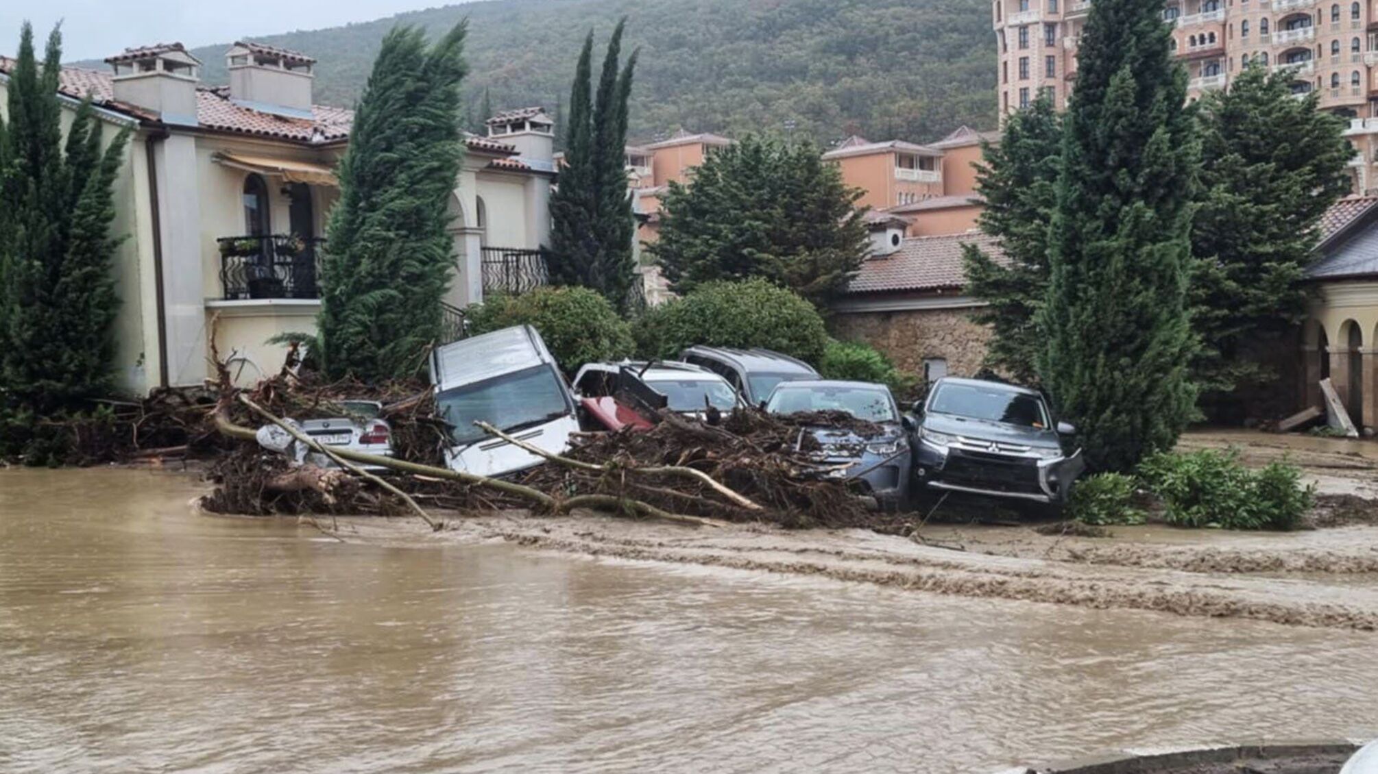 Масштабна повінь у Болгарії: курорти та міста під водою, є загиблі та постраждалі (відео, фото)