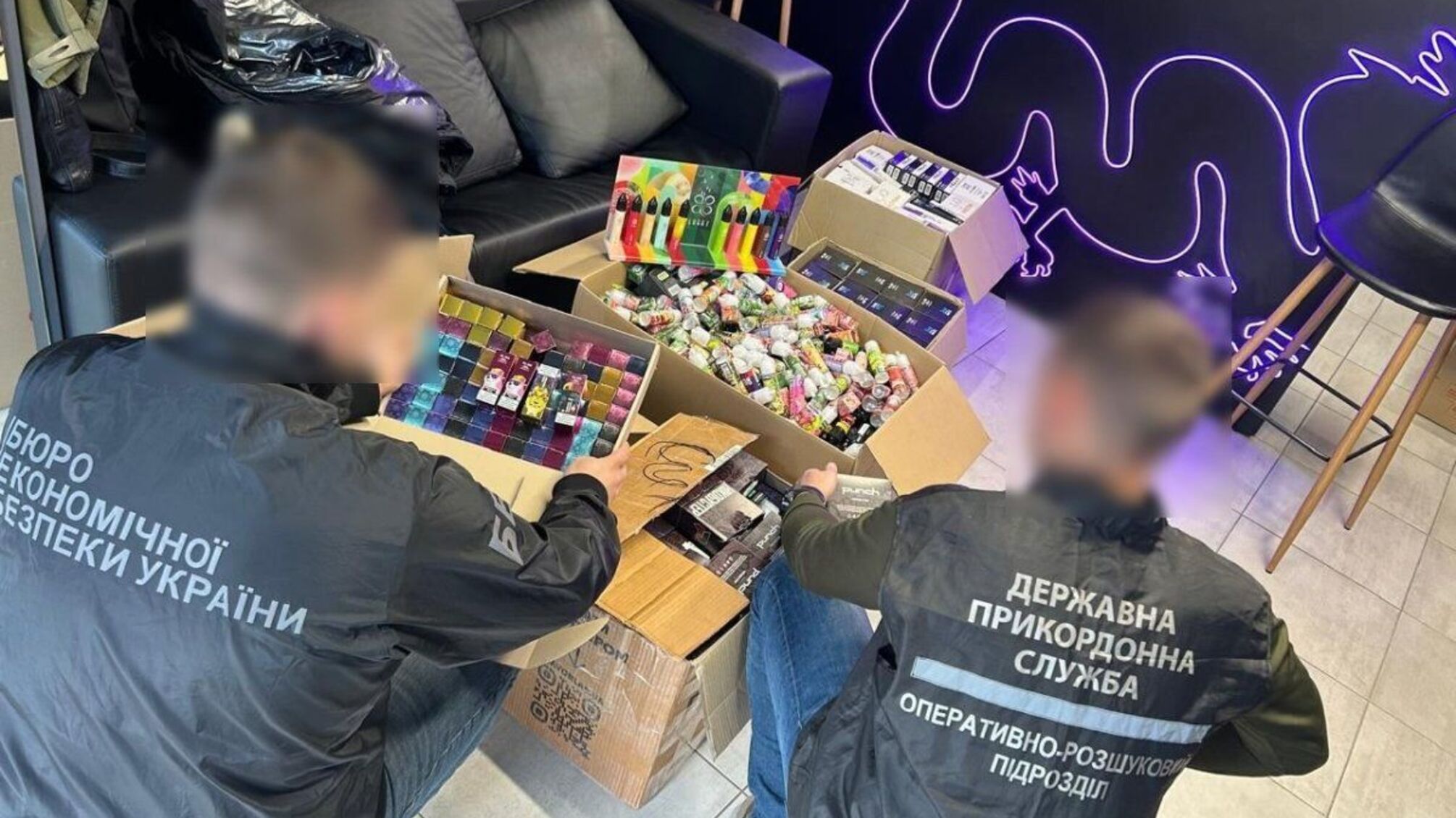 Нелегальні електронні сигарети: БЕБ провело обшуки у Львові