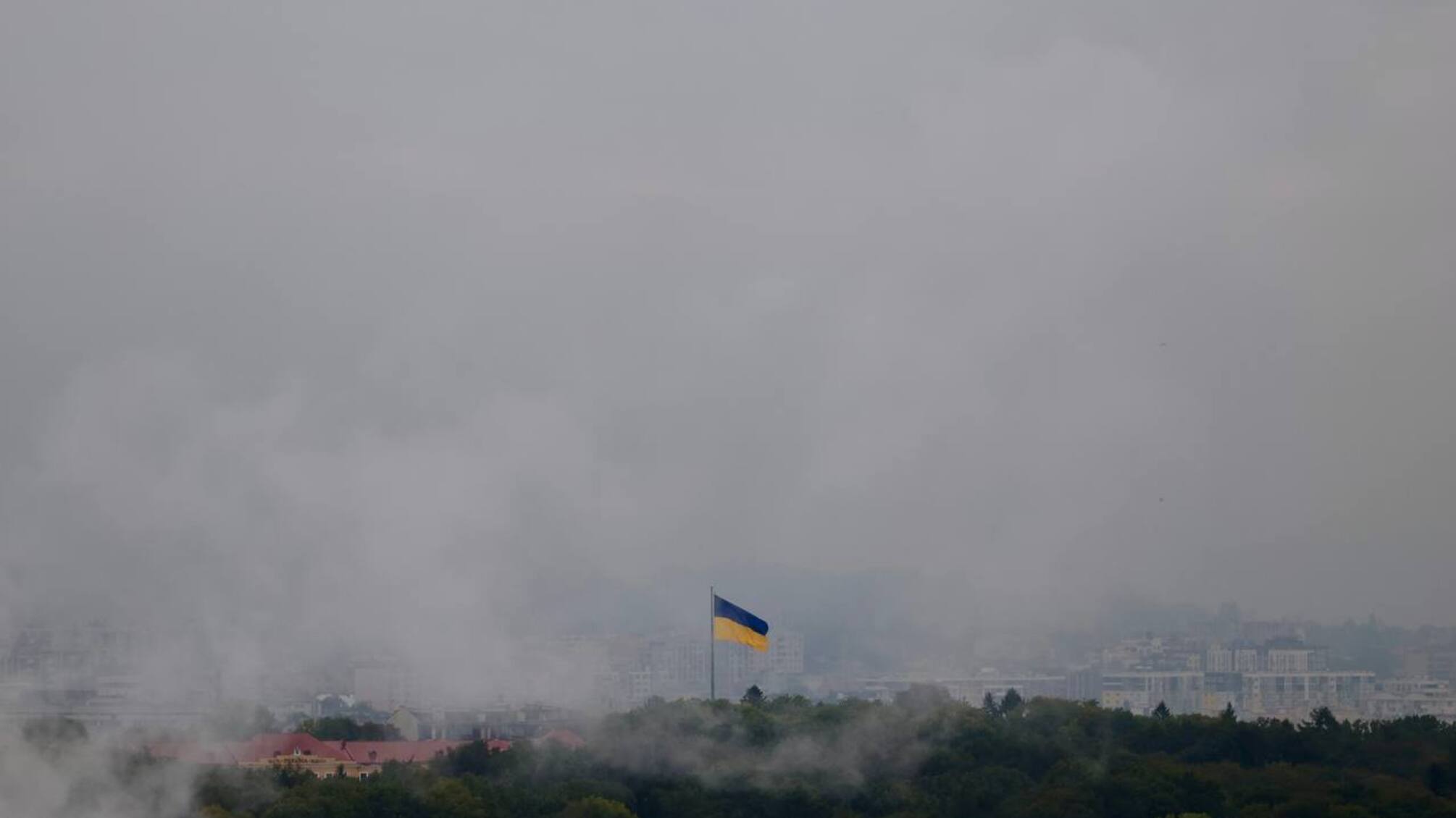 Тютюн, брендовий одяг, вогонь — що знищив удар рф по Львову (відео)