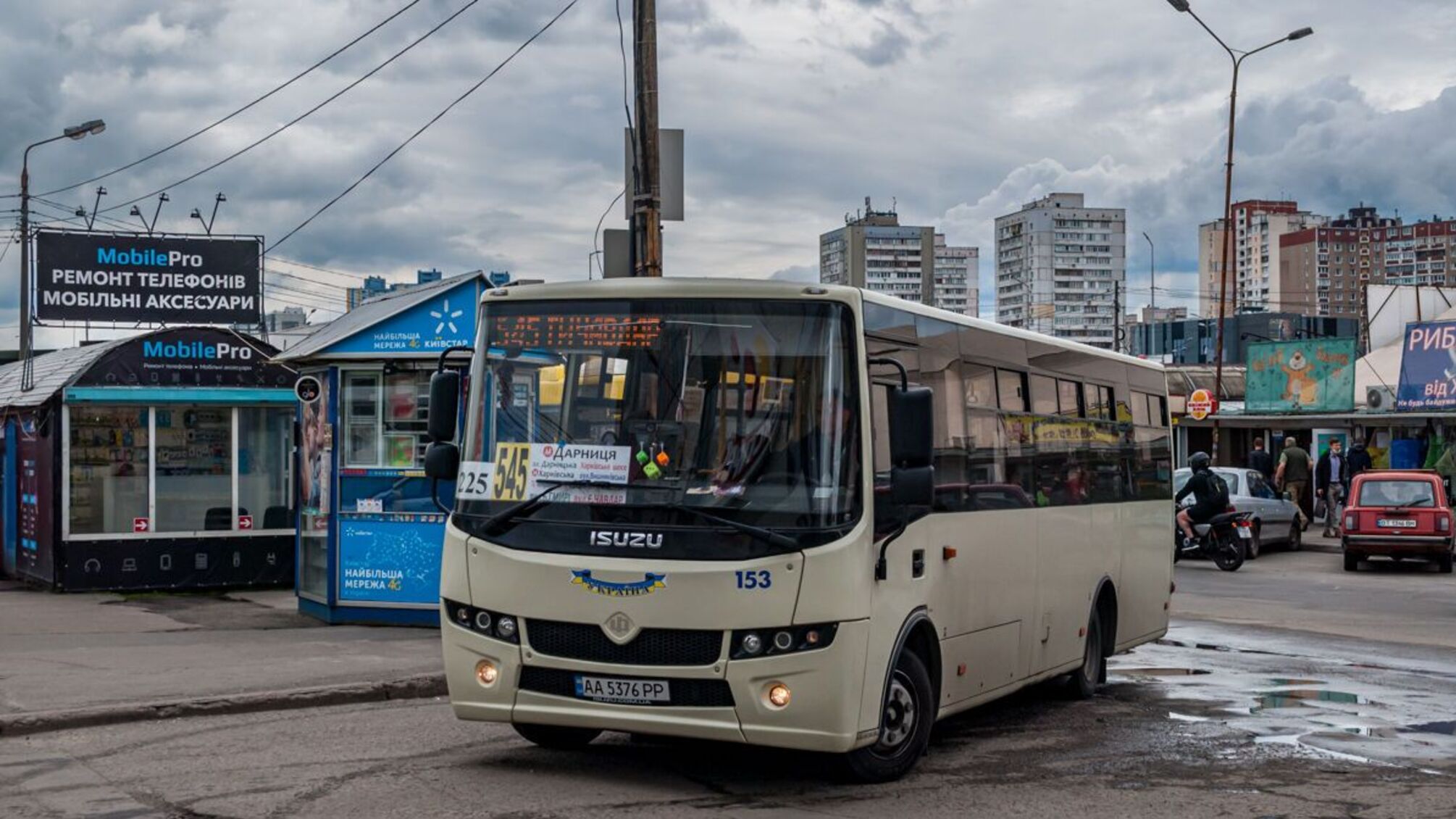 Маршрутка повреждена после взрыва