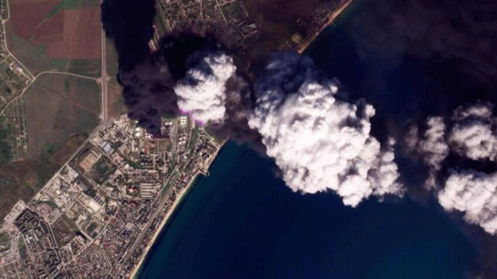 в Феодосии вспыхнула нефтебаза