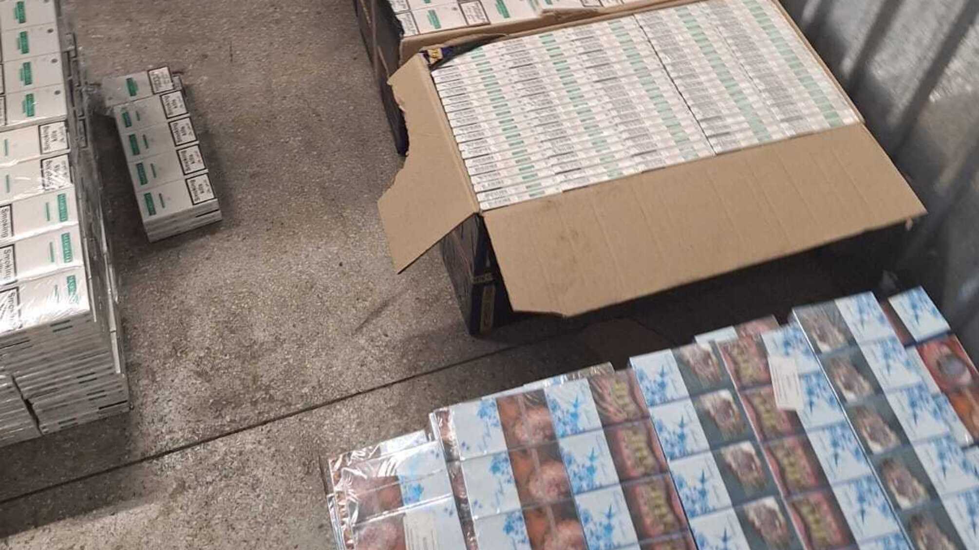 На Буковині затримали авто з дипломатичними номерами, в якому везли контрабандні сигарети майже на мільйон