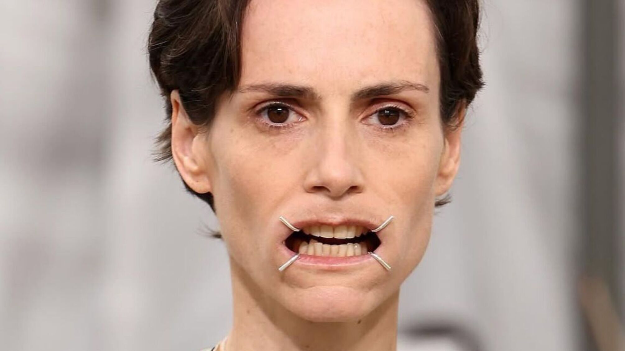 Maison Margiela показала колекцію весна-літо 2026: моделі з «зашитими» ротами у формі логотипа