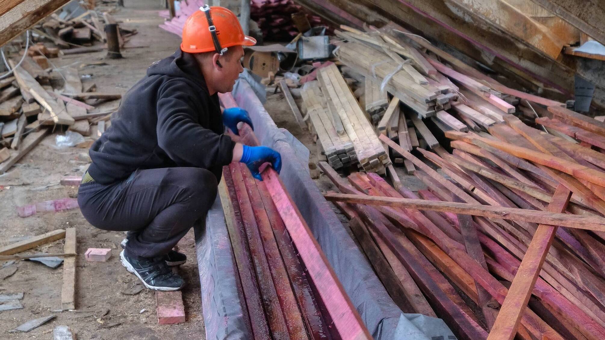 Як Соломʼянці, яка найбільше страждає від обстрілів, вдається швидше за інші райони відновлювати житло 