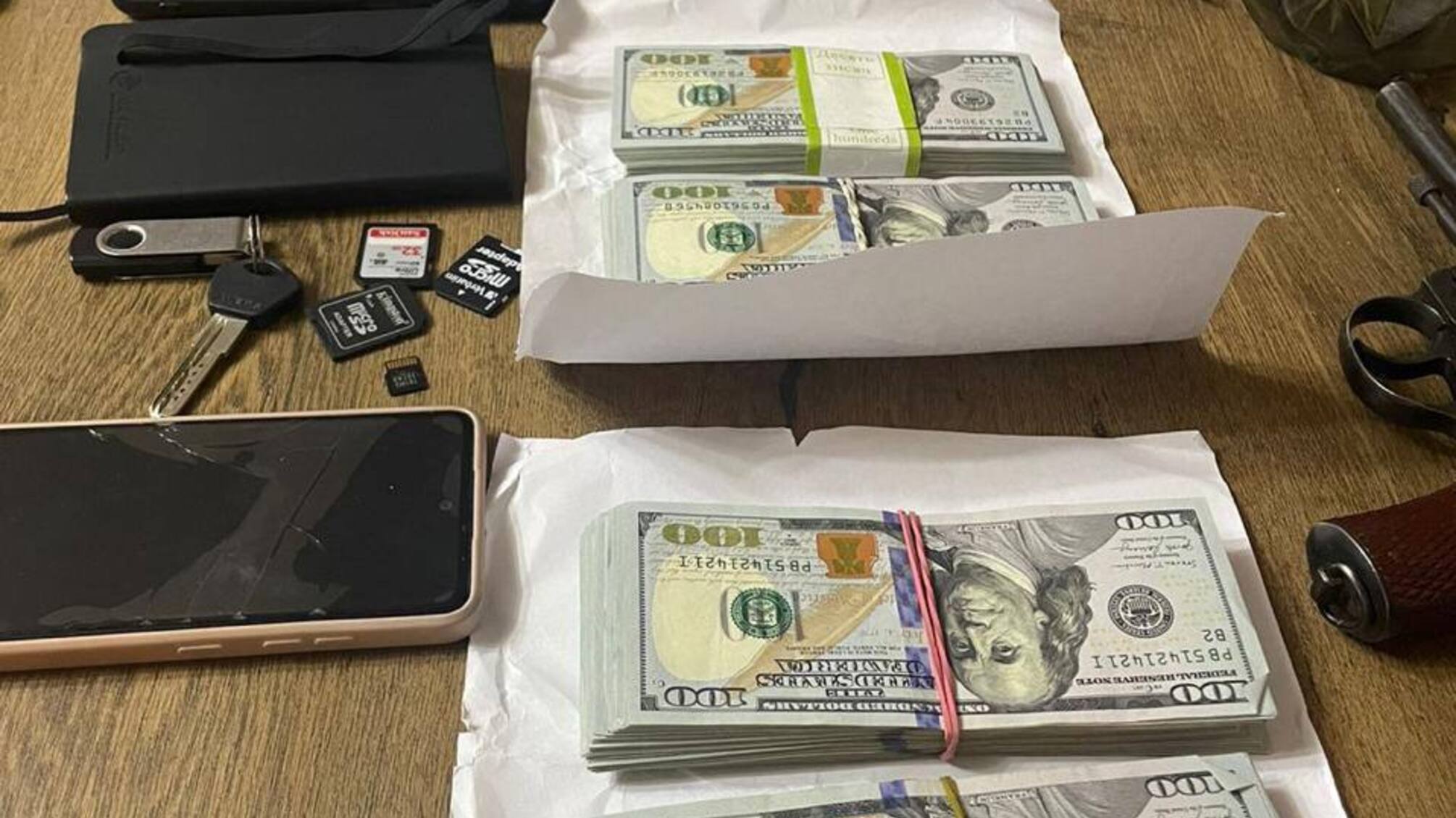 Часть средств в 200 000 долларов передано при разоблачении схемы