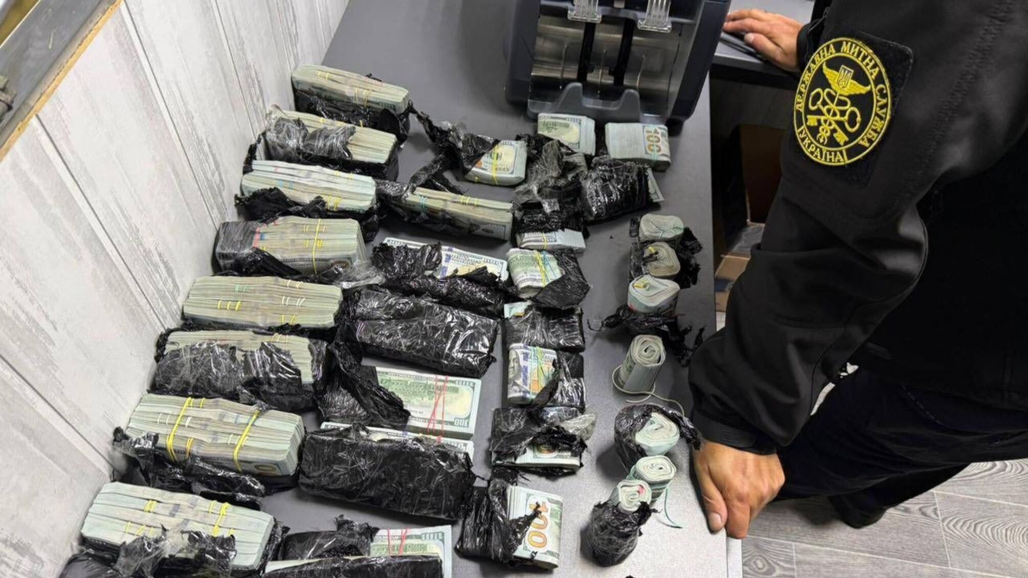 На границе с Румынией остановили украинку с $970 тыс. в тайнике авто