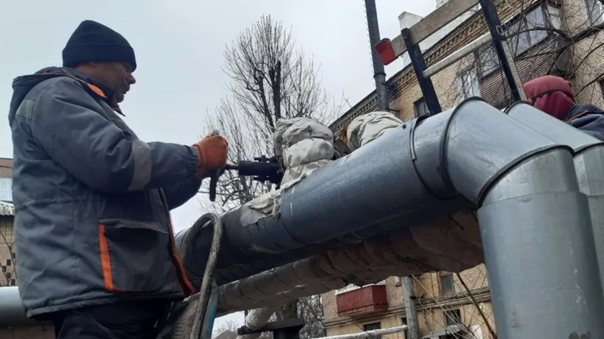 Відновлюють тепло та воду: ситуація у Полтавській, Харківській і Дніпропетровській областях