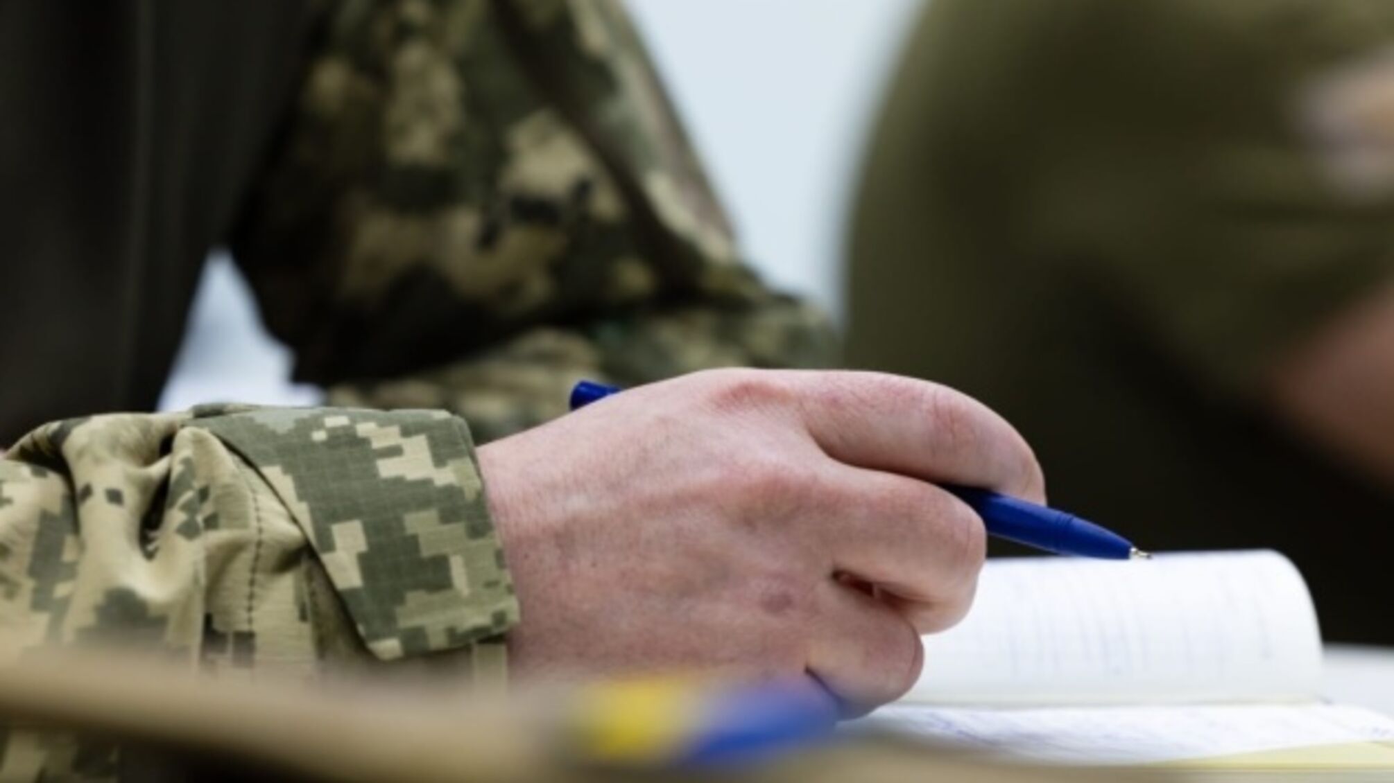 Если не обновить данные: какие ограничения ждут военнообязанных украинцев за границей