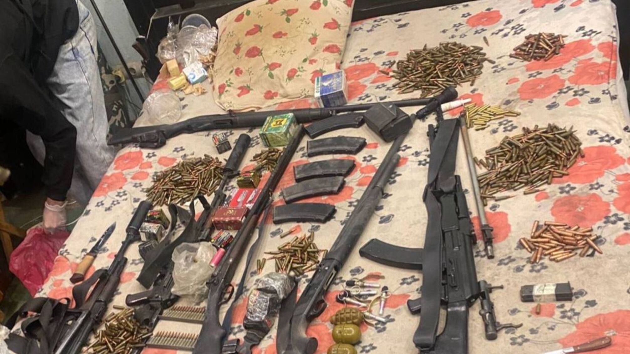 На Київщині під час виїзду на конфлікт у родині поліція натрапила на схрон зі зброєю