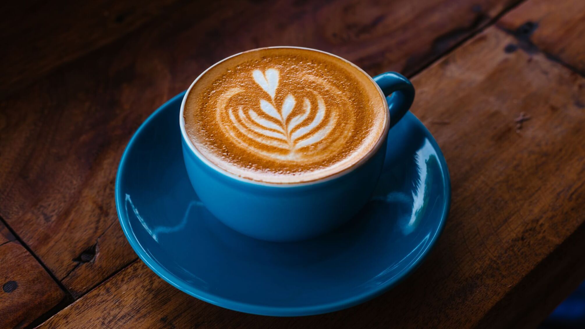 Даже одна чашка кофе или чая помогает от деменции: исследование