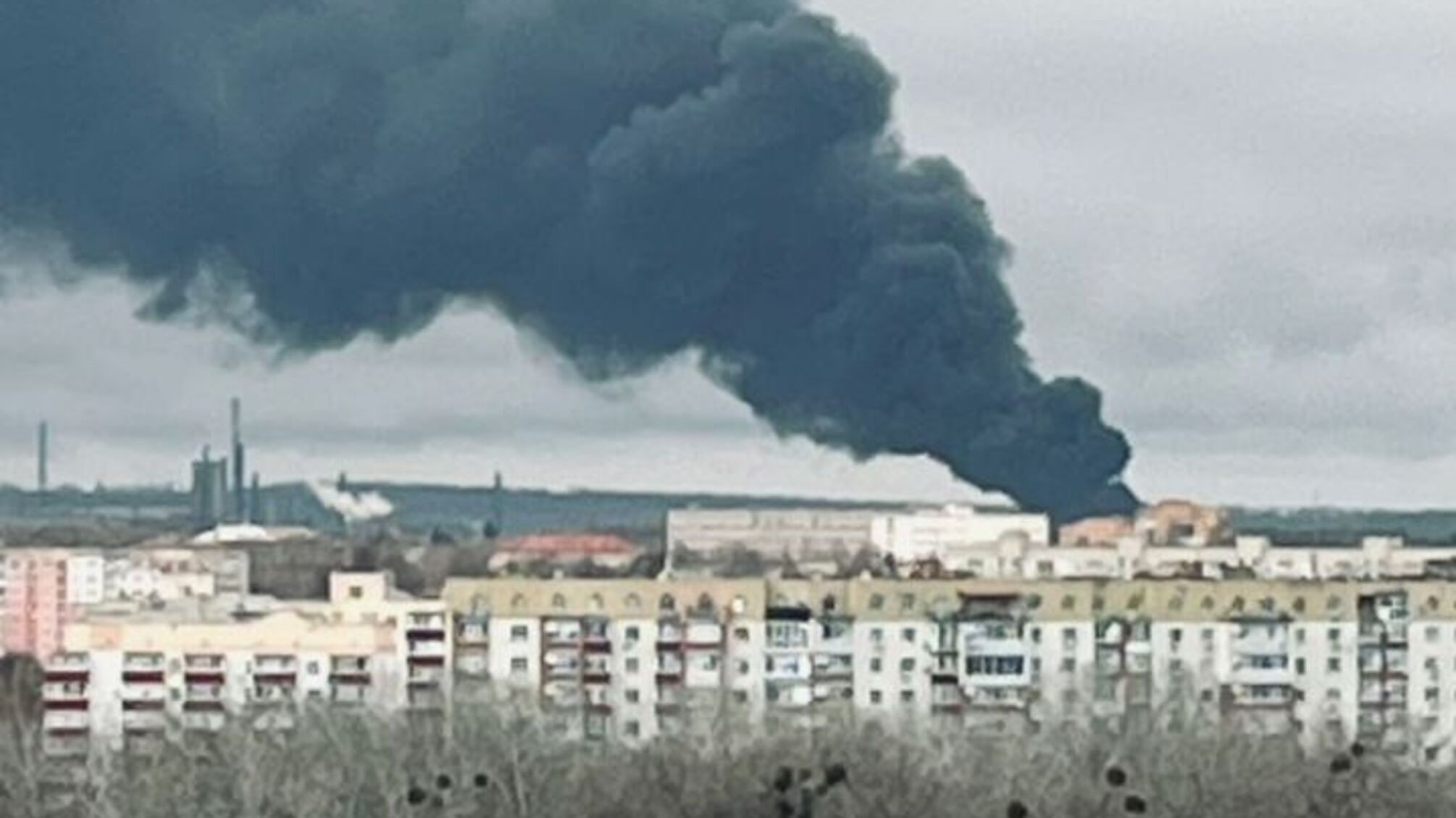Після удару російського БпЛА над Сумами здійнявся дим: перевищено рівень діоксиду азоту