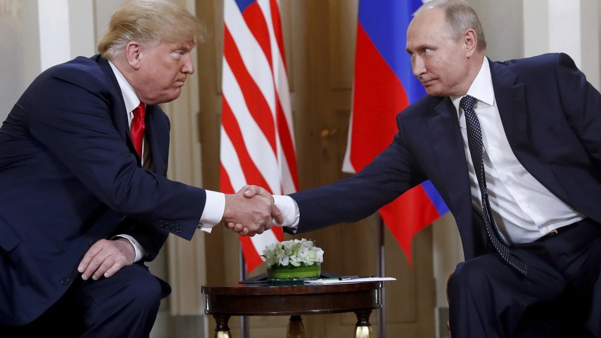 Президент Дональд Трамп и президент России Владимир Путин пожимают руки в начале встречи в Президентском дворце в Хельсинки, Финляндия, 16 июля 2018 года.