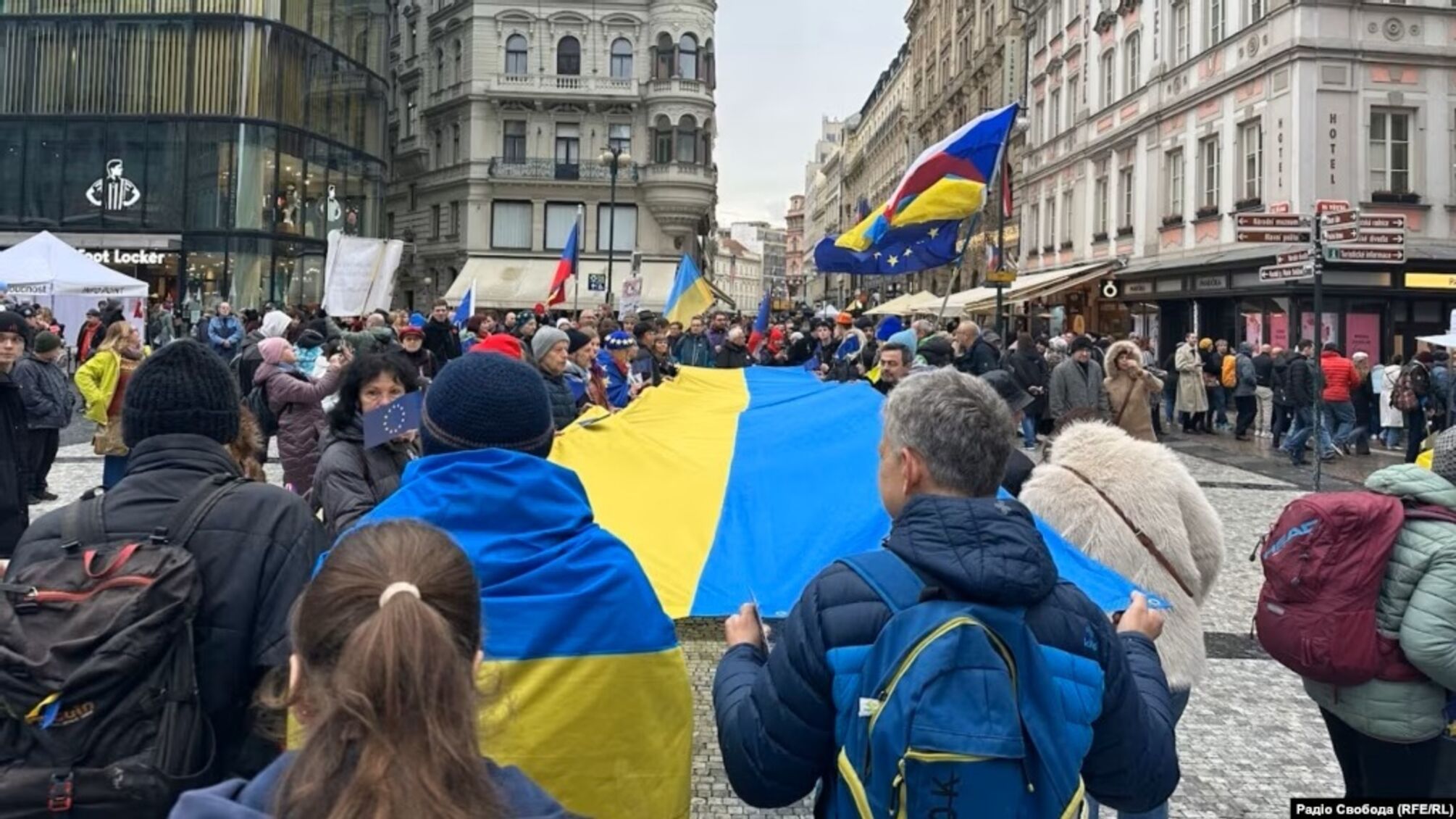 Прага підтримує Україну: на площі розгорнули 30-метровий синьо-жовтий прапор