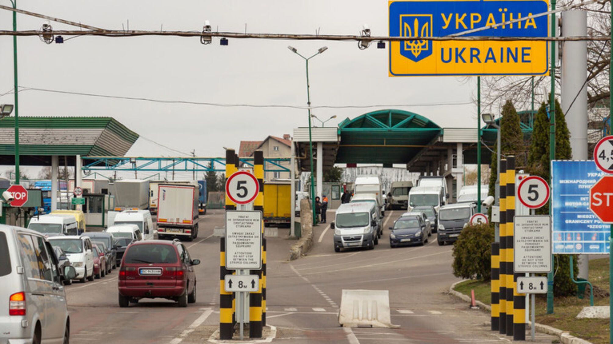 Перетин кордону чоловіками: кому дозволено та що потрібно мати
