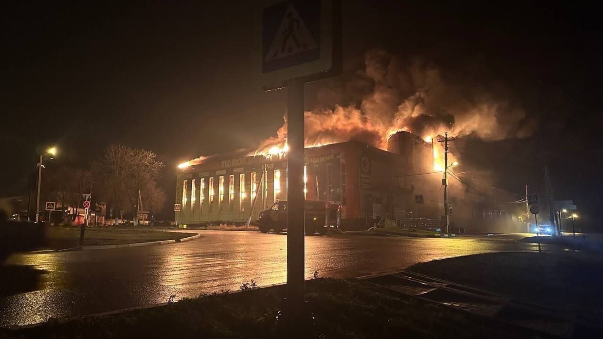 Дах торгового центру у місті Короча охопила пожежа після удару безпілотників
