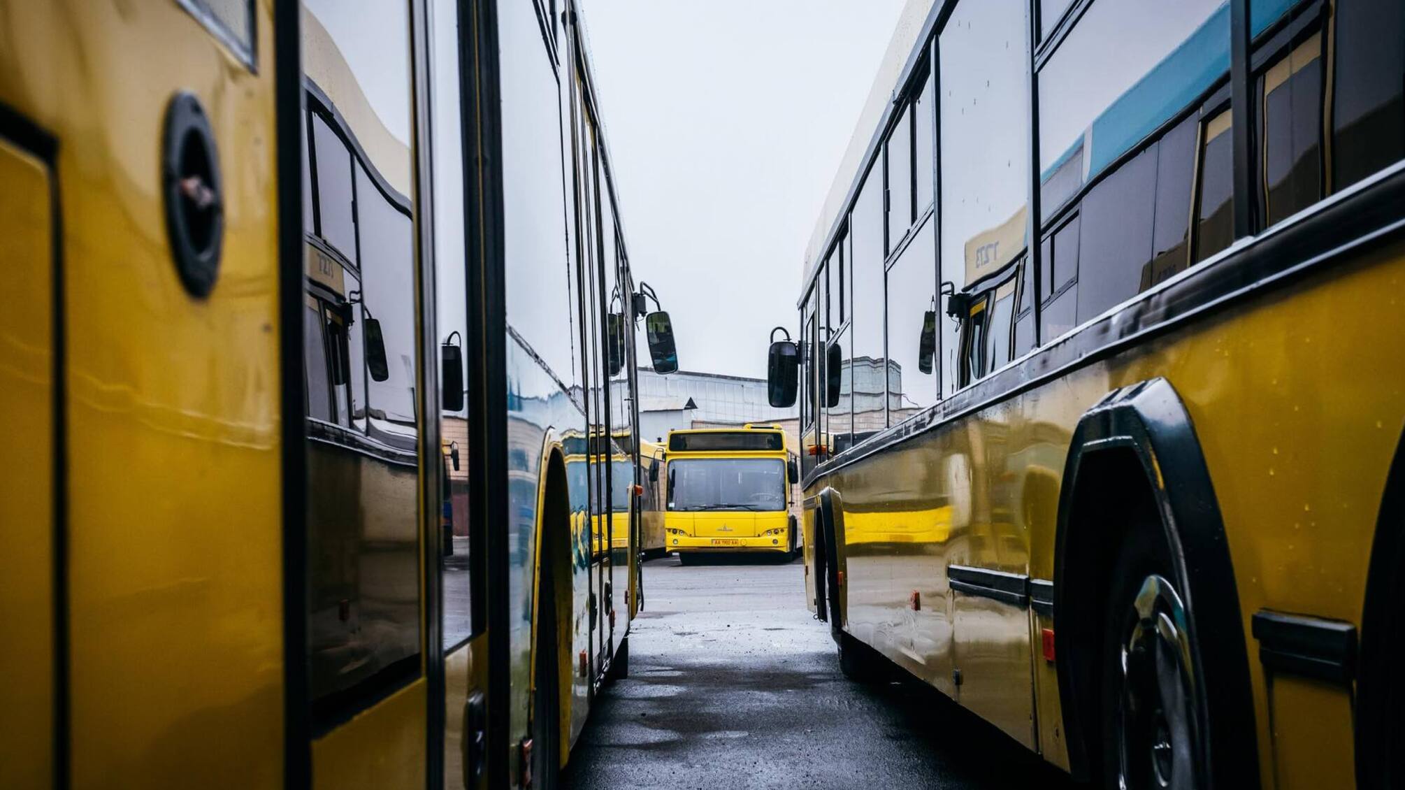 У Києві змінили маршрути транспорту на Південному мосту через обмеження під час тривоги